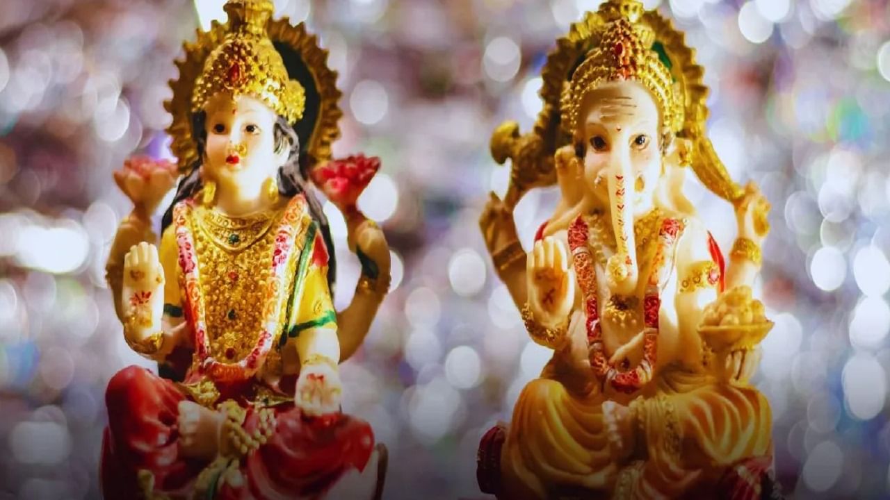 पूजनापूर्वी घर स्वच्छ करून रांगोळी काढली जाते. मुख्य दरवाज्यावर तोरण (फुलांचे किंवा आंब्याच्या पानांचे) लावले जाते. लक्ष्मी व गणपती मूर्ती किंवा चित्र, अक्षता, कुंकू, हळद, हार-फुलं, सुपारी, अगरबत्ती, दीप, तूप/तेल, नैवेद्य, नाणे/रोख रक्कम.. असे साहित्य घ्या... 