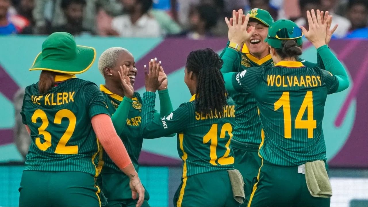 वर्ल्ड कप स्पर्धा अंतिम टप्प्यात आहे. त्यामुळे क्रिकेट चाहत्यांमध्ये वर्ल्ड कप विजेत्या, उपविजेत्या संघांना किती रक्कम मिळणार? याची उत्सूकता लागून आहे. आयसीसीने यंदा बक्षिस रक्कमेच घसघशीत वाढ केली आहे. वर्ल्ड कप विजेत्या संघाला गेल्या स्पर्धेच्या तुलनेत 9 कोटी जास्त मिळणार आहेत. गेल्या स्पर्धेत 31 कोटी रुपये देण्यात आले होते. तर यंदा 40 कोटी रुपये वर्ल्ड कप विजेत्या संघाला दिले जाणार आहेत. (Photo Credit: PTI)