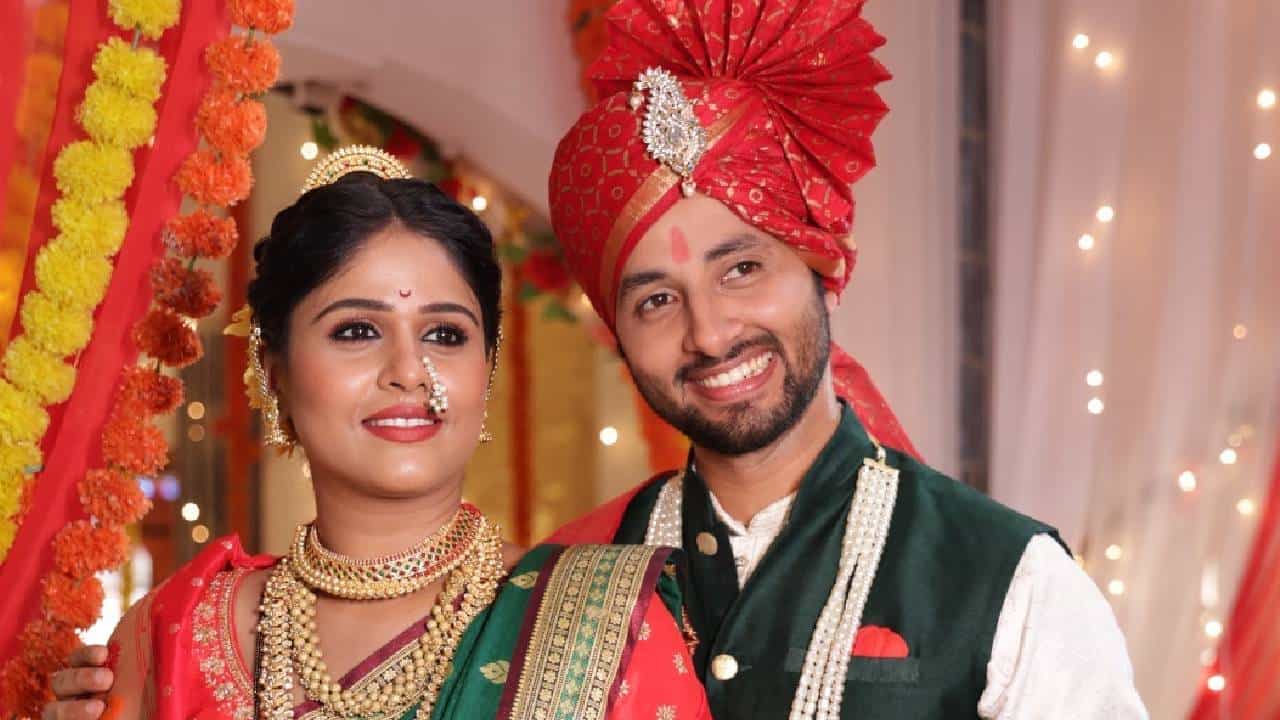 झी मराठी वाहिनीवरील 'लक्ष्मी निवास' या लोकप्रिय मालिकेचं कथानक अत्यंत रंजक वळणावर येऊन पोहोचलं आहे. गोव्यात सुरू असणाऱ्या या विशेष ट्रॅकमध्ये एकीकडे भावना आणि सिद्धू एकमेकांच्या अधिक जवळ येताना दिसणार आहेत. तर दुसरीकडे जयंत आणि जान्हवी यांचं नातं एका अनपेक्षित वळणावर येणार आहे.