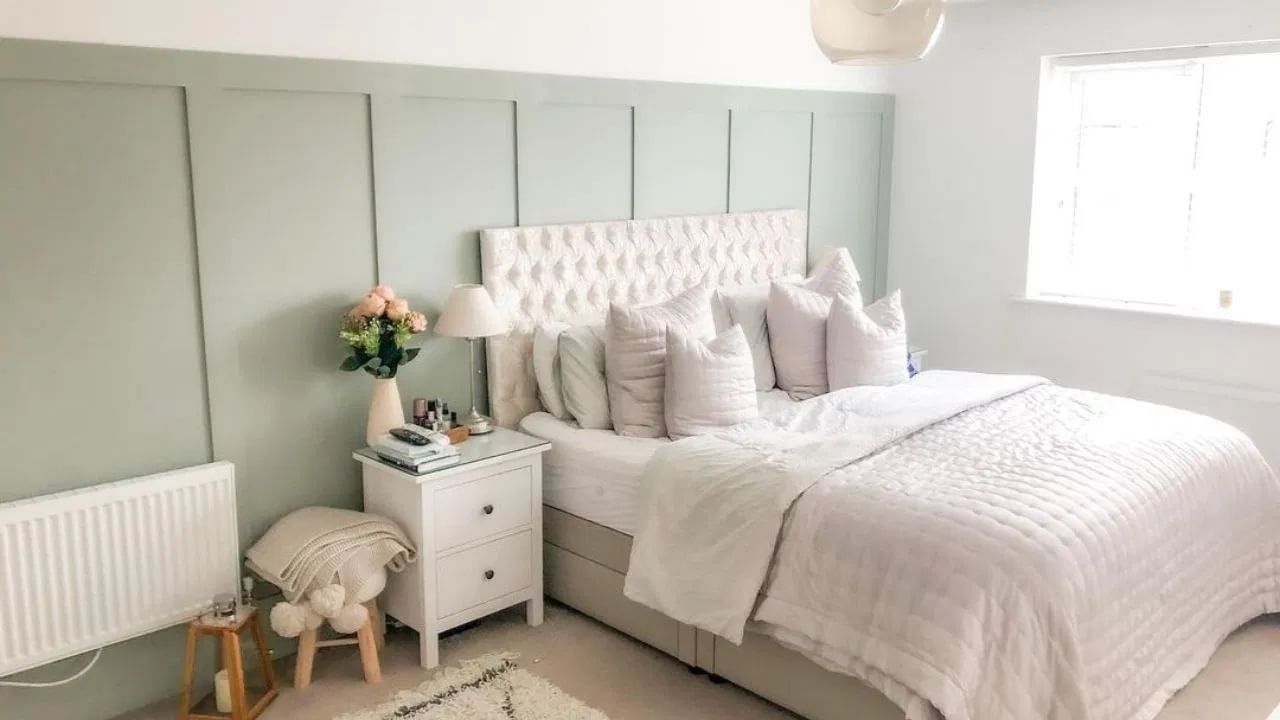 बेडरूमसाठी कोणता रंग शुभ: वास्तुशास्त्रानुसार, बेडरूमच्या भिंती हलक्या हिरव्या, गुलाबी आणि आकाशी निळ्या अशा हलक्या रंगांनी रंगवाव्यात. हा रंग पती-पत्नीमध्ये सकारात्मकता आणि आनंद निर्माण करतो. 