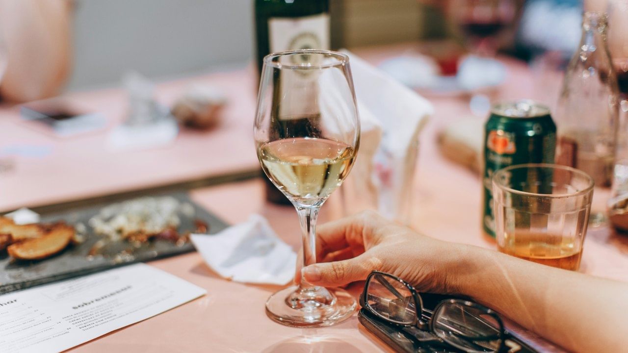 तुम्ही अनेकदा दारूसोबत शेंगदाणे, पनीर टिक्का, किंवा मसालेदार भजी खाल्ली असतील. या पदार्थांना आपण सहजपणे चकणा असे म्हणतो. पण हे नाव नेमकं कसं पडलं याची कोणतीही निश्चित ऐतिहासिक किंवा भाषिक नोंद उपलब्ध नाही.