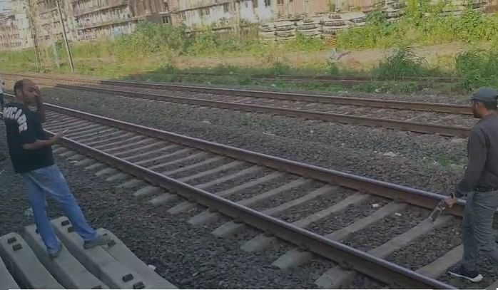 विरार स्थानकावरून डहाणूच्या दिशेने दुपारी 3.45 वाजताची लोकल विरार स्थानकावरून काही अंतरावर गेल्यानंतर विद्युत पुरवठा बंद झाल्याने थांबली. तासाभरापासून लोकल विरार आणि  वैतरणा दरम्यान एकाच ठिकाणी उभी असल्यामुळे प्रवाशांची गैरसोय झाली आहे.