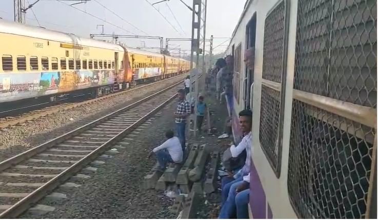 पालघर - तांत्रिक बिघाडामुळे वीज पुरवठा खंडित झाला आहे.  पश्चिम रेल्वेची वाहतूक विस्कळीत ,पश्चिम रेल्वेच्या विरार डहाणू रेल्वे मार्गावरील लोकल सेवे सह लांब पल्ल्याच्या गाड्या खोळंबल्या.