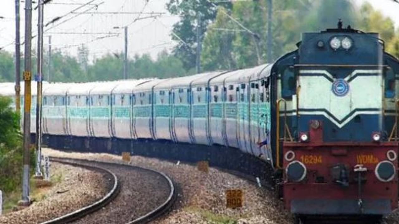 भारतात रेल्वेचं मोठं जाळं आहे. जम्मू काश्मीरपासून ते कन्याकुमारीपर्यंत भारतात रेल्वेचं जाळं पसरलेलं आहे. देशात तर काही ठिकाणी अतिशय कठीण आणि अडचणीच्या ठिकाणी रेल्वे पोहोचलेली आहे.