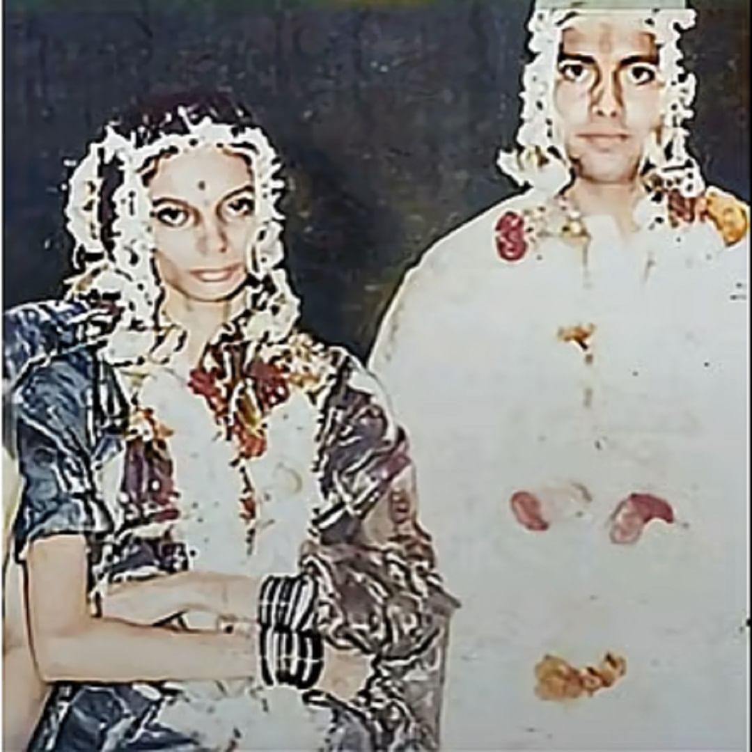 दिवंगत अभिनेते रवींद्र महाजनी यांच्या निधनानंतर चाहत्यांना आणि कुटुंबियांना मोठा धक्का बसला. रवींद्र यांनी माधवी महाजनी यांच्यासोबत लग्न केलं होतं. त्यांना एक मुलगी आणि  एक मुलगा आहे. त्यांचा मुलगा गश्मीर महाजनी मराठी आणि बॉलिवूडमध्ये देखील सक्रिय आहे. 