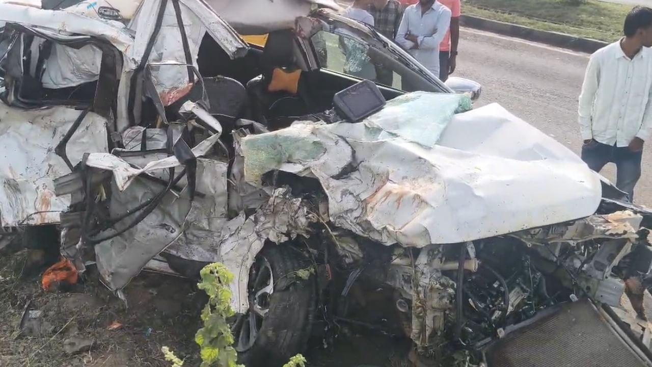 महाराष्ट्रात भीषण अपघातांचा थरार, 2 दिवसात 5 जण ठार, मुंबईहून आलेल्या नवरीचाही मृत्यू महाराष्ट्रात भीषण अपघातांचा थरार, 2 दिवसात 5 जण ठार, मुंबईहून आलेल्या नवरीचाही मृत्यू