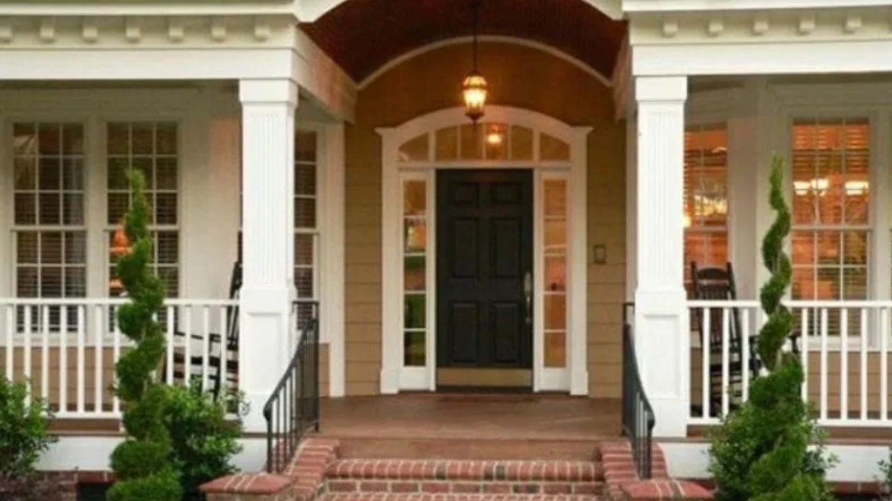 Vastu Tips : मुख्य दरवाजा समोरील या 2 वस्तू आजच काढून टाका, घर पैशांनी भरून जाईल