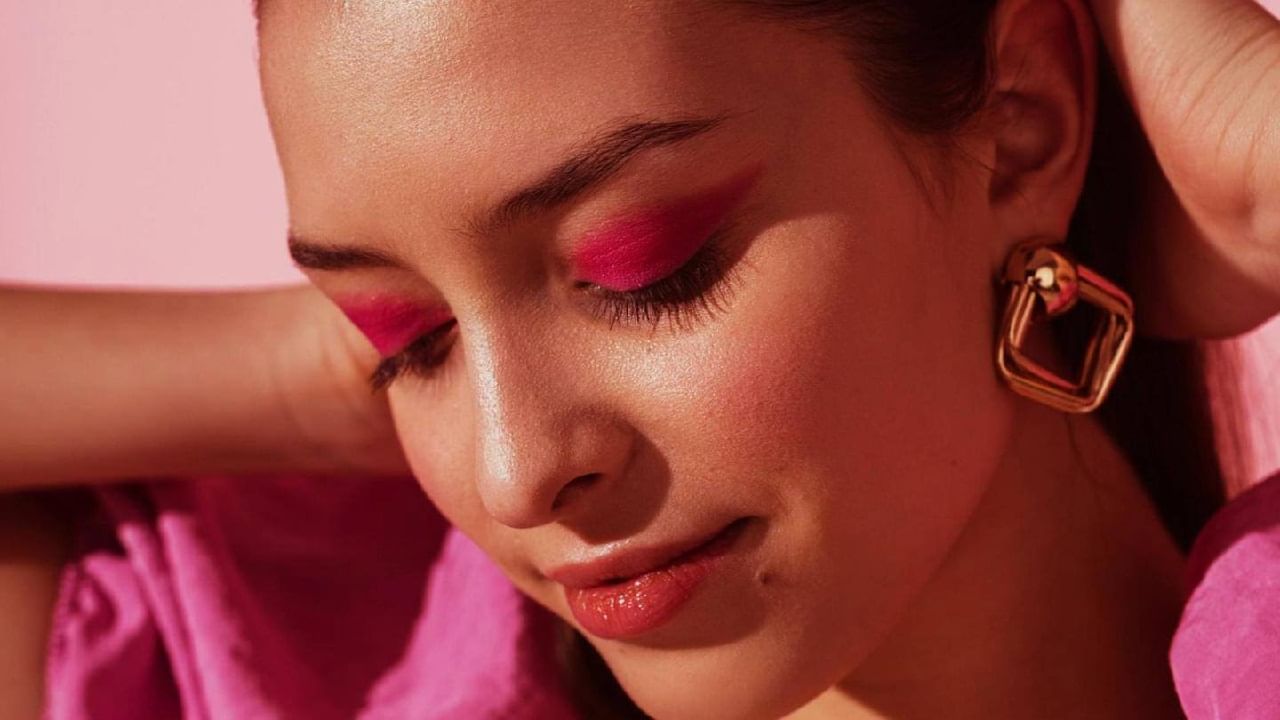 मोनोक्रोम मेकअपचा ट्रेंड नेमकी आहे काय? मोनोक्रोमॅटिक लूक तयार करण्याच्या जाणून घ्या 'या' खास टिप्स मोनोक्रोम मेकअपचा ट्रेंड नेमकी आहे काय? मोनोक्रोमॅटिक लूक तयार करण्याच्या जाणून घ्या 'या' खास टिप्स