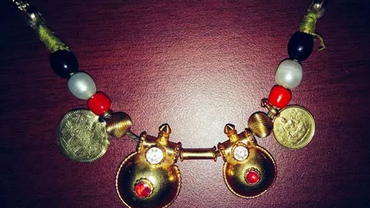 पण धार्मिक विद्वानांच्या आणि पारंपरिक समजुतीनुसार, पवित्र मंगळसूत्रामध्ये सेफ्टी पिन लावणे अशुभ मानले जाते. मंगळसूत्राला सेफ्टी पिन लावल्यामुळे पतीच्या प्रगतीमध्ये बाधा येते, असे म्हटले जाते.