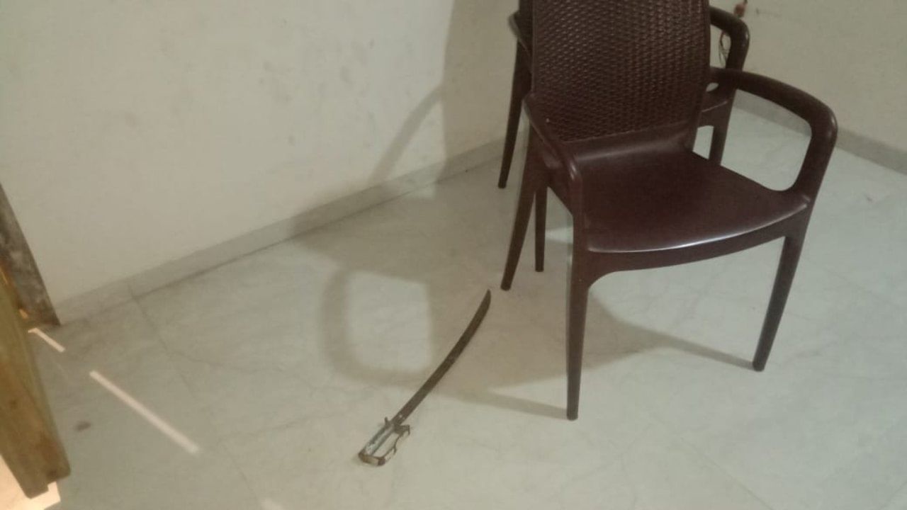 चोरी करताना आरोपीने सतीश पाटील यांना शिवीगाळ केली आणि जीवे मारण्याची धमकी दिली. या गंभीर घटनेप्रकरणी पिंपळनेर पोलीस ठाण्यात आरोपी योगिराज नरवडे याच्या विरोधात गुन्हा दाखल करण्यात आला आहे. पिंपळनेर पोलीस या घटनेचा अधिक तपास करत आहेत.