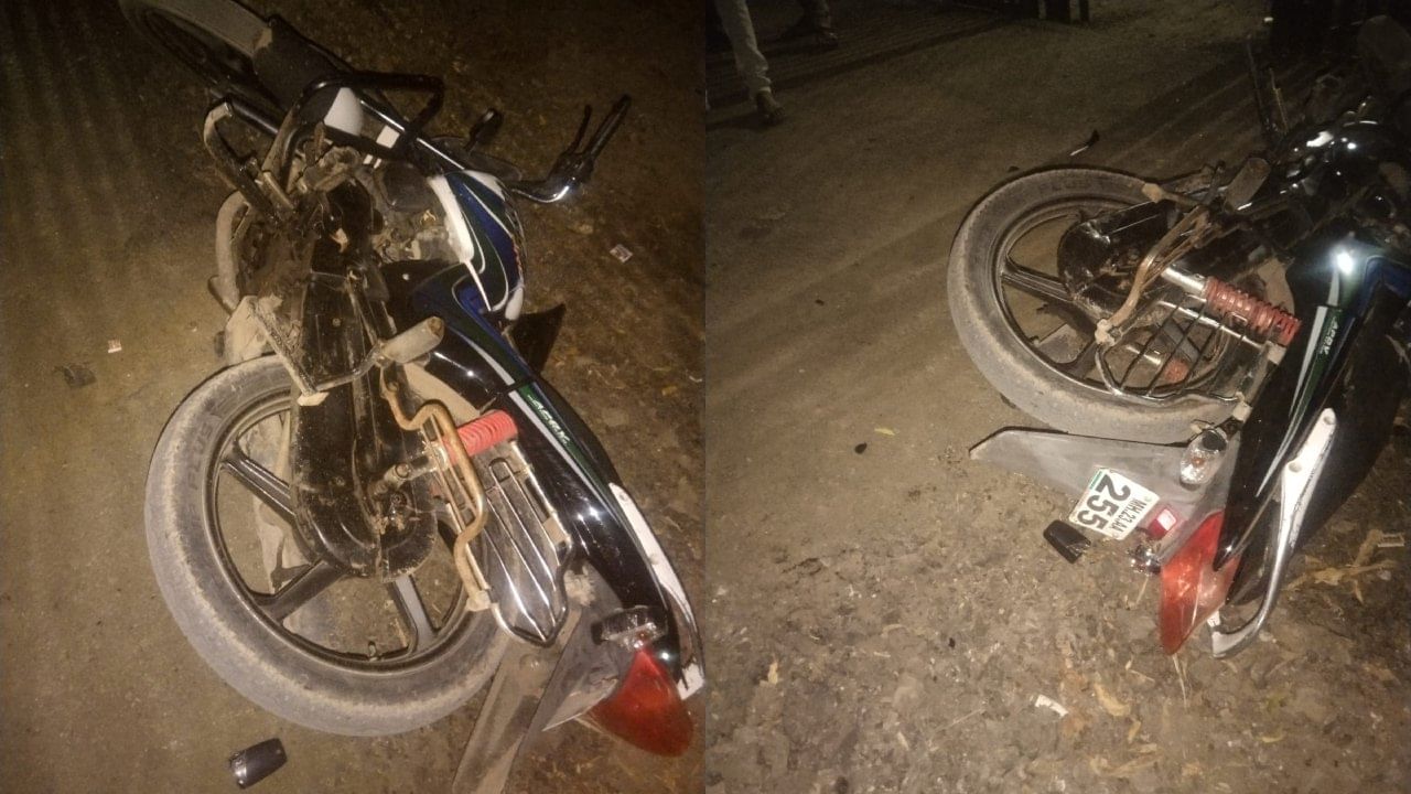 आरोपी योगिराज नरवडे याने घरात प्रवेश करण्यापूर्वीच दहशतीचे वातावरण निर्माण केले. त्याने घरावर, घरासमोर उभ्या असलेल्या मोटारसायकलवर आणि मिक्सर मशीनवर दगडफेक केली. तसेच घराच्या खिडक्यांच्या काचा फोडून मोठे नुकसान केले.