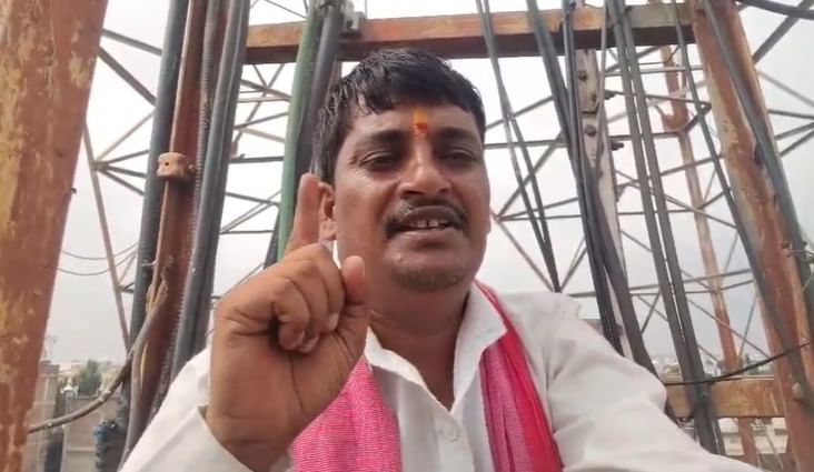 बीडच्या डॉ.संपदा मुंडे यांनी आत्महत्या केल्यानंतर राज्यात खळबळ उडाली आहे.डॉक्टर संपदा मुंडे यांना न्याय मिळावा यासाठी माऊली शिरसाठ,केशवतात्या तांदळे, मोहन आघाव  यांनी बीड शहरात टॉवरवर चढून आज आंदोलन केले.