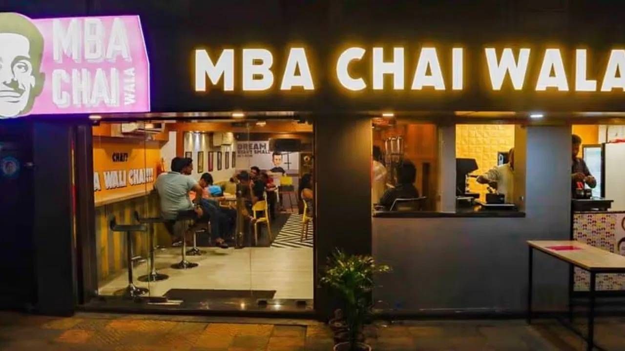 प्रफुल्ल बिल्लौरेने MBA Chai Wala ब्रांडची सुरुवात एका छोट्याशा स्टॉलपासून केली होती. आता त्याचे 100 पेक्षा जास्त आऊटलेट आहेत. वर्षाची कमाई 10 ते 40 कोटी दरम्यान आहे. प्रफुल्लच्या स्टोरीवरुन हे स्पष्ट होतं की, स्वस्त आणि स्वादिष्ट चहा त्यात सोशल मीडियाचा योग्य वापर करुन तुम्ही मोठे होऊ शकता. 