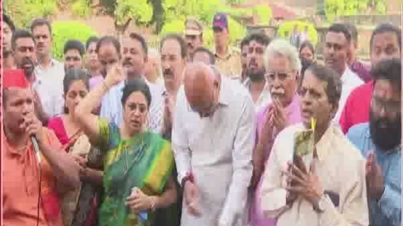 त्या व्हायरल व्हिडीओनंतर मेधा कुलकर्णी शनिवारवाड्यात दाखल त्या व्हायरल व्हिडीओनंतर मेधा कुलकर्णी शनिवारवाड्यात दाखल