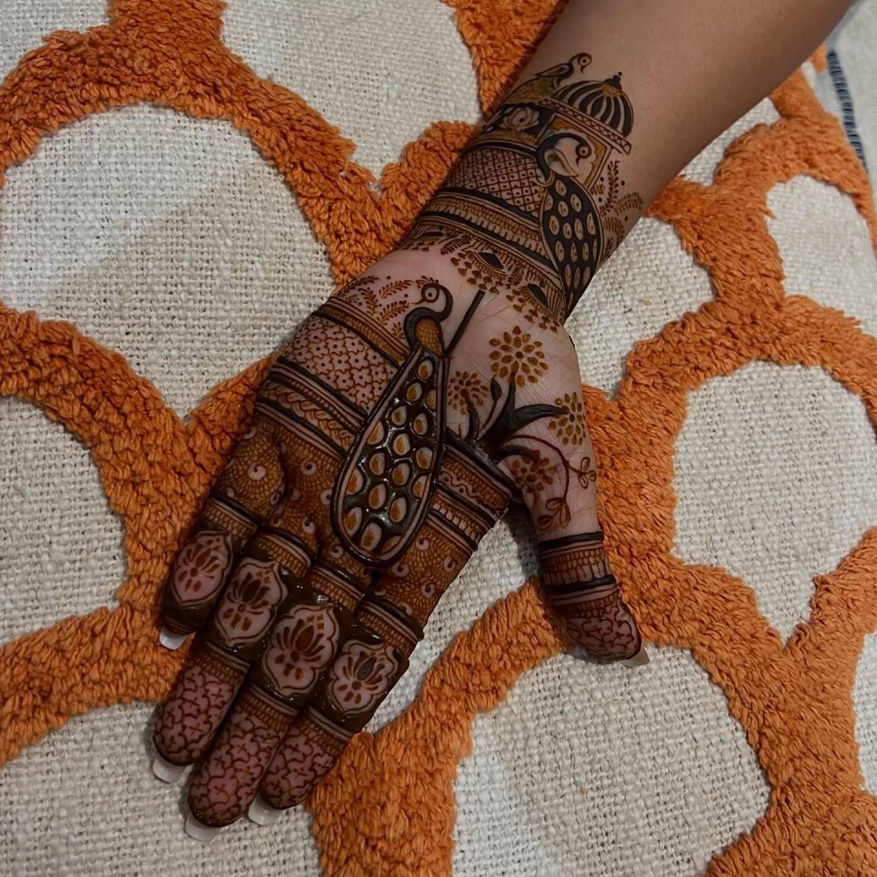 सध्या मेहंदीच्या 3D डिझाइनचीही चर्चा आहे. यात हातावर कमळ आणि मोर काढले आहेत. मनगटावरही 3D कमळाचे फूल आहे. सोबतच एका बाजूला जाळी आणि बोटांवर पानांचे डिझाईन काढले आहे.