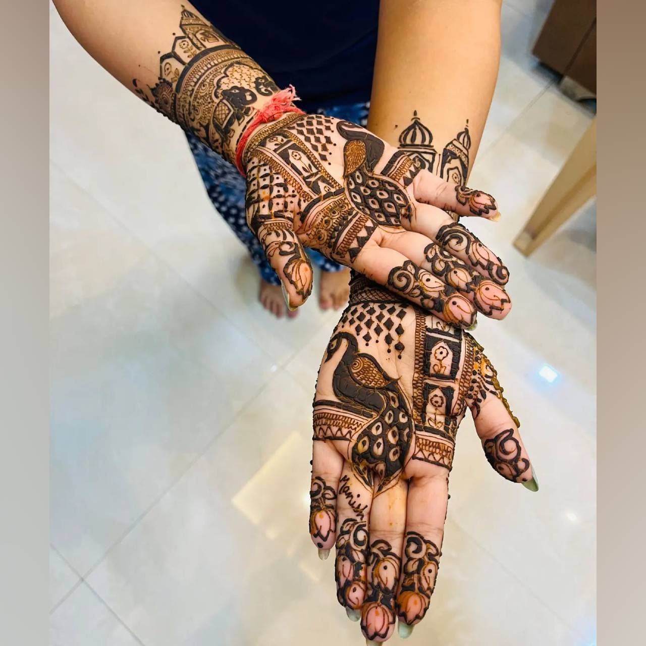 तुम्ही मनगटावर मोराची नक्षी असलेली मेहंदीची डिझाईन नक्की काढू शकता. यात एका बाजूला साधे डिझाईन पाहायला मिळत आहे. तर बाकीच्या हातावर पाने आणि कमळाच्या फुलाची डिझाईन पाहायला मिळत आहे.