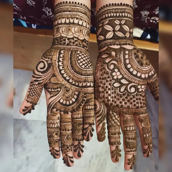 कार्तिक महिन्याच्या शुल्क पक्षाच्या दुसऱ्या तिथीला भाऊबीज हा सण साजरा केला जातो. बहीण- भावाच्या नात्यातील आपुलकी जपणारा सण म्हणून याकडे पाहिले जाते. या दिवशी बहिण भावाचे औक्षण करते आणि त्याच्या दीर्घायुष्यासाठी प्रार्थना करते. त्या बदल्यात भाऊ बहिणीला ओवाळणी देतो, तसेच बहिणही भावाला गिफ्ट देते.