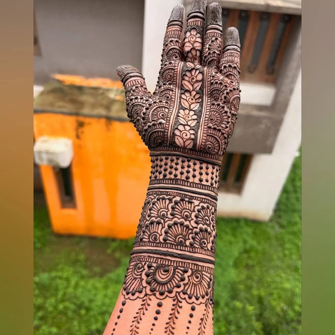 जर तुम्ही खास भाऊबीजसाठी मेहंदी काढत असाल तर ही भरलेली मेहंदी डिझाईन नक्की ट्राय करा. यात दोन्ही हातांवर जाळी आणि फुलांचे वेगवेगळे डिझाईन्स आहेत. दोन्ही हातांवर 3D नक्षीही आहे, जी खूप सुंदर दिसते.