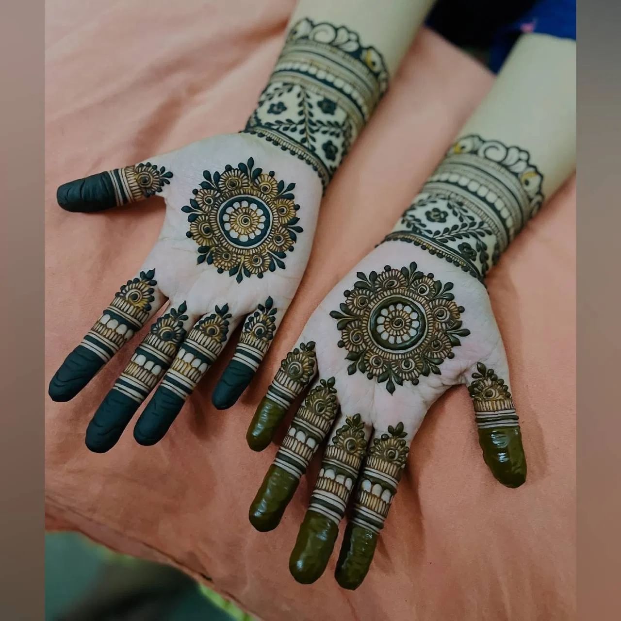 जर तुम्हाला भरलेली मेहंदी नको असेल, तर हा दोन्ही हातांवर गोल वर्तुळ बनवून आजूबाजूला साध्या फूल आणि पानांची नक्षी काढू शकता. तसेच मनगटावरही साधी डिझाईन काढून तुम्ही ती आकर्षक बनवू शकता.