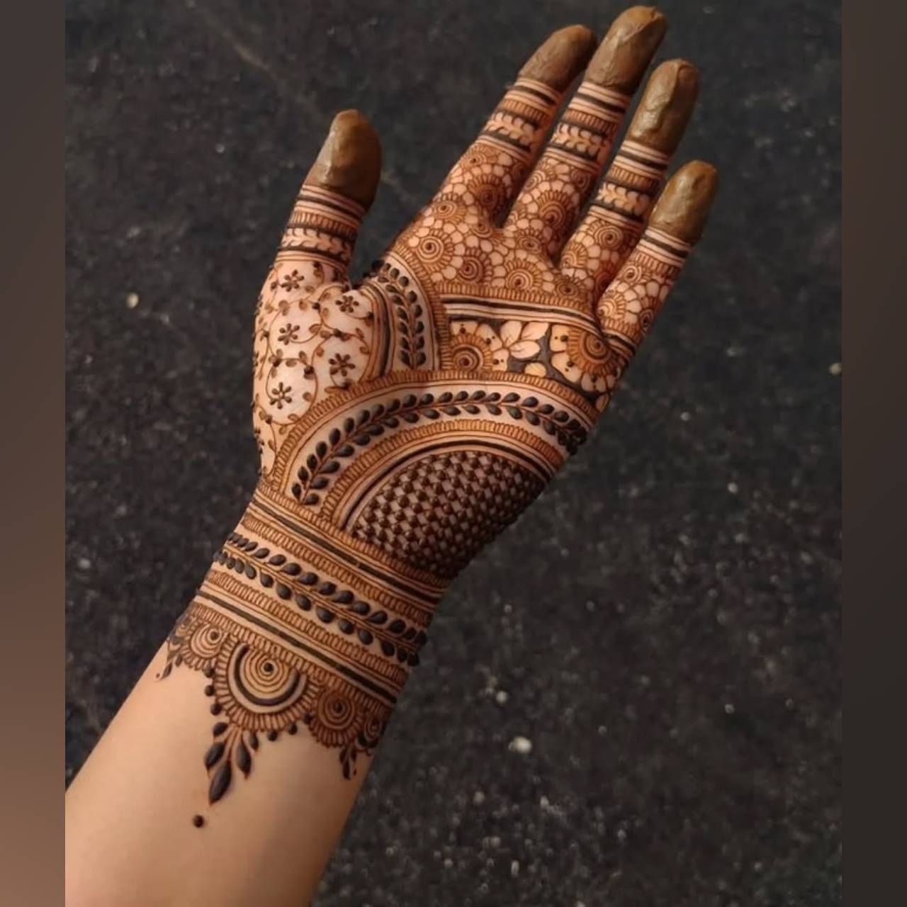 संपूर्ण भरलेली मेहंदी खूपच सुंदर दिसते. यात तुम्ही मोर, कमळ, फूल, जाळी तसेच विविध थ्री डी डिझाईन काढून त्या तुम्ही सहज कॉपी करु शकता. जर तुम्हाला वेलीच्या आकाराची मेहंदी आवडत असेल, तर तुम्ही ते काढूनही उत्तम डिझाईन करु शकता.