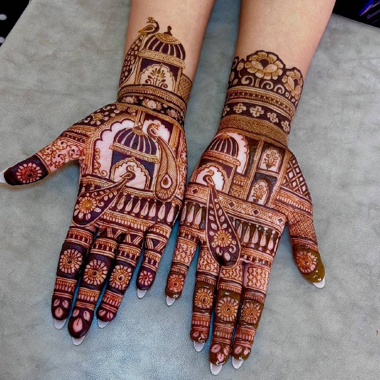 हत्ती आणि कमळाचे कॉम्बिनेशन असलेले मेहंदीचे डिझाइनही खूप सुंदर दिसते. यात दोन्ही हातांवर मोर आणि कमळाच्या फुलाचा थ्री डी डिझाईन टाकला आहे. मनगटावर हत्ती आणि कमळाचे साधे डिझाईन काढले आहे.