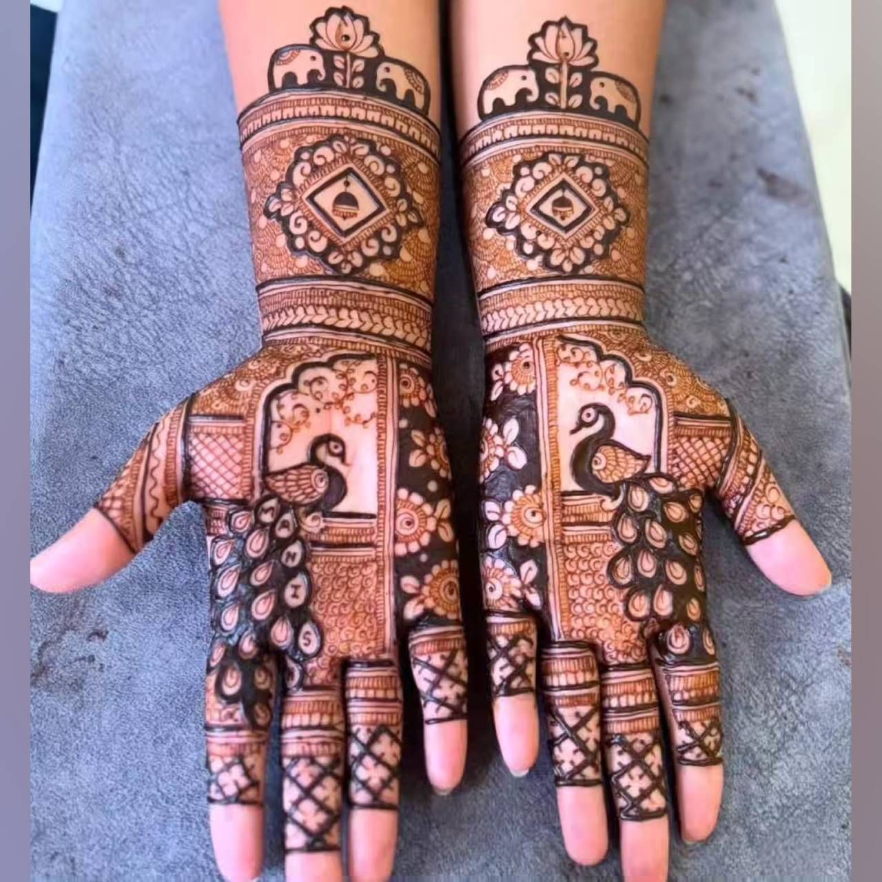 सध्या मोराची नक्षी असलेल्या मेहंदीच्या डिझाईनची खूप चर्चा आहे. त्यासोबतच जाळी, लहान घंटा, कमळाचे फूल याचे डिझाईन वापरून तुम्ही वेगळी मेहंदी काढू शकता.