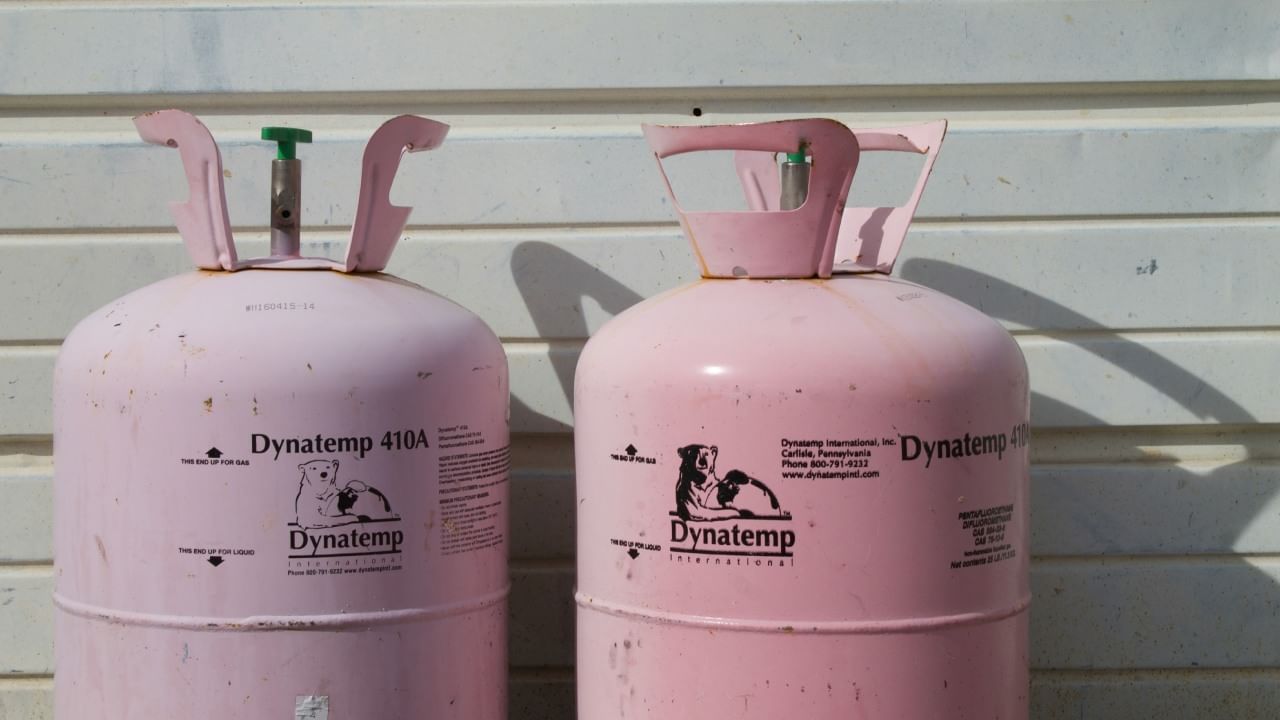 त्यासोबतच स्क्रूड्रायव्हर्स, प्लायर्स, टेस्टर आणि इतर साधने सोबत नेण्यास देखील बंदी आहे. सुरक्षेच्या दृष्टीने यांचा वापर शस्त्र म्हणून होण्याची शक्यता असल्याने हा नियम लागू करण्यात आला आहे.