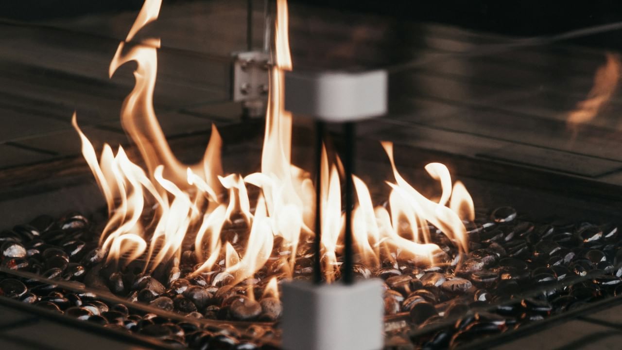 मेट्रो स्थानके आणि गाड्यांमध्ये आग लागण्याचा धोका टाळण्यासाठी, एलपीजी सिलेंडर, पेट्रोलियम, रंग, ओल्या बॅटरी आणि इतर कोणताही ज्वलनशील किंवा ज्वालाग्राही पदार्थांवर पूर्णपणे बंदी आहे.