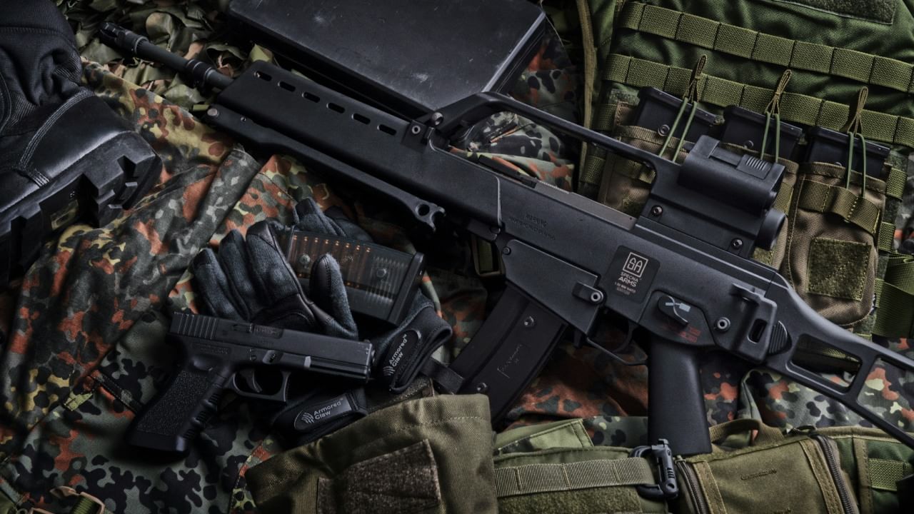 खेळण्यांच्या बंदुका, तलवारी किंवा इतर शस्त्रांची प्रतिकृती (Replica) यांना देखील मेट्रोमध्ये परवानगी नाही. यामुळे इतर प्रवाशांमध्ये भीती निर्माण होऊ शकते.