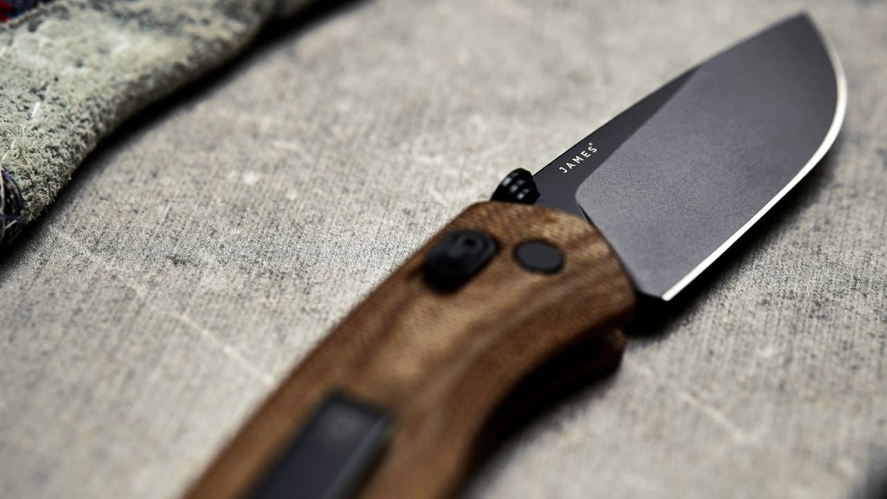 मेट्रोमध्ये चाकू, कात्री, तलवारी, ब्लेड आणि पिस्तूल यांसारखी कोणतीही शस्त्रे किंवा शस्त्र म्हणून वापरली जाणारी साधने सोबत नेण्यास मनाई आहे. कारण या सर्व वस्तू प्रवाशांच्या सुरक्षिततेला गंभीर धोका निर्माण करू शकतात.