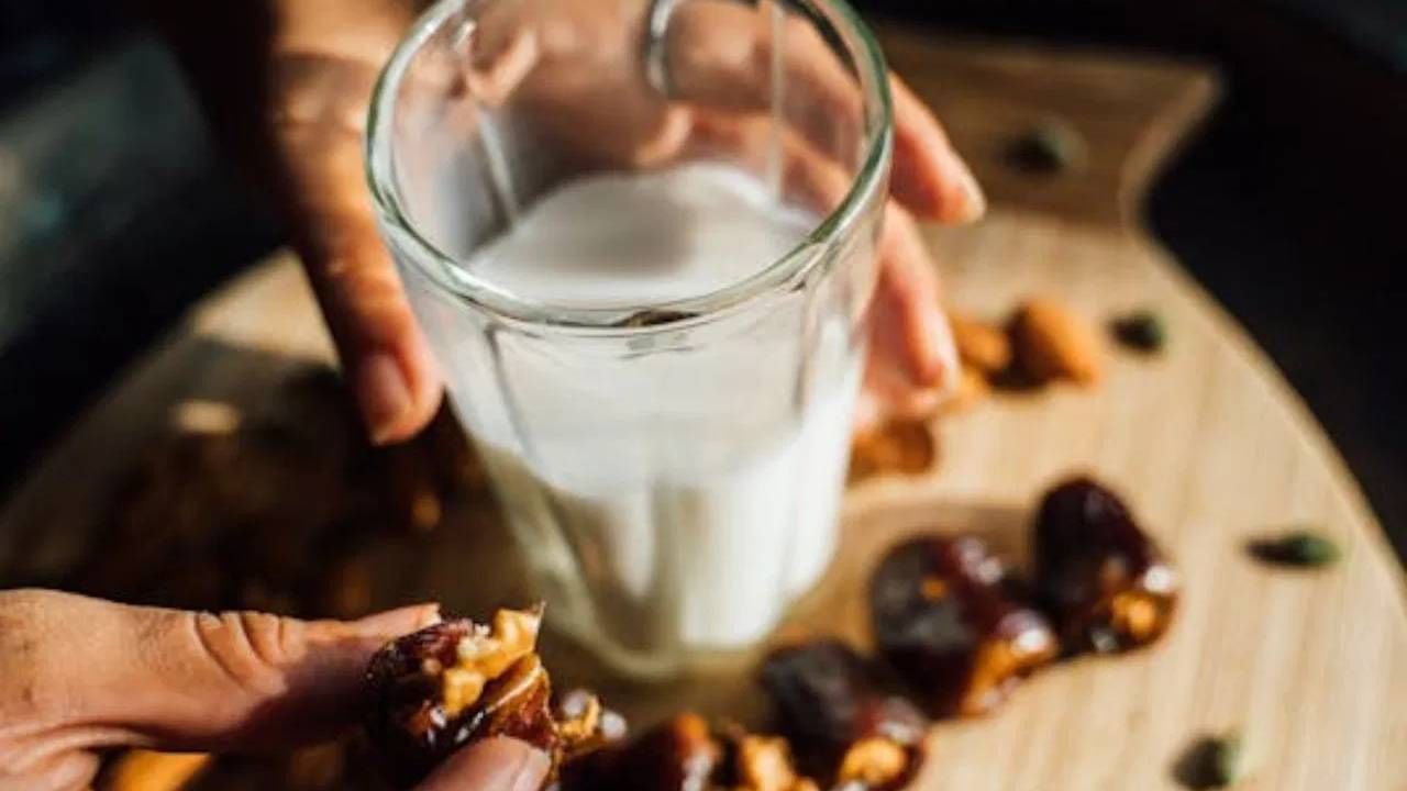 खजुरात नैसर्गिक साखर असते. त्यामुळे डायबिटीज रुग्णांनी खजुराचं सेवन टाळलं पाहिजे. कोणाला आरोग्याच्या आधीपासून तक्रारी असतील, तर एक्सपर्टचा सल्ला घ्या. ज्यांना ड्रायफ्रुटसच्या नट्सपासून एलर्जी आहे, त्यांना सुद्धा खजुरामुळे त्रास होऊ शकतो. एकादिवसात 3 ते 4 खजुर खाणं चांगलं नाही. कारण त्यात शुगर असते. त्यामुळे त्यापेक्षा कमी खजुर खाल्ले पाहिजेत.  