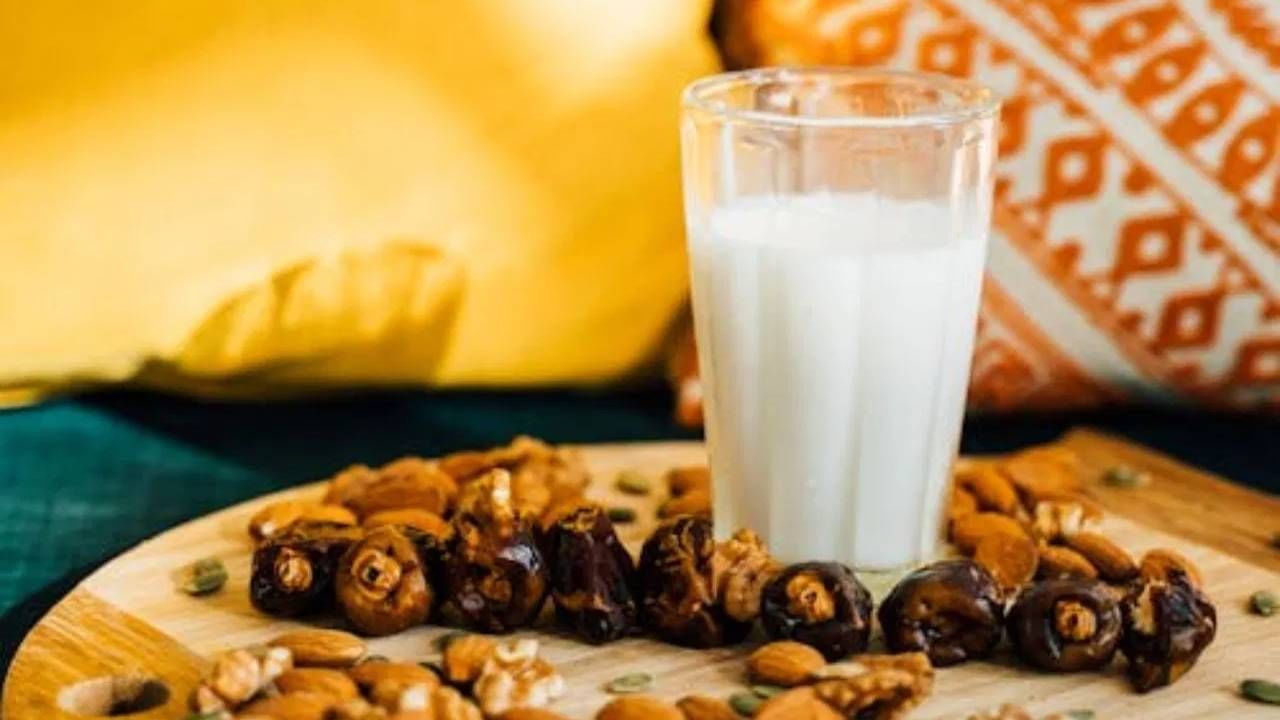 एक्सपर्टनुसार, रात्रीच्यावेळी गरम दुधात खजूर उकळवून खाणं फायद्याचं असतं. एकादिवसात तुम्ही 2 ते 3 खजुर खाऊ शकता. यात नॅचुरल शुगर असते. यामुळे वेगळं गोड टाकण्याची आवश्यकता नसते. हे आधीच गोडं असतं. 