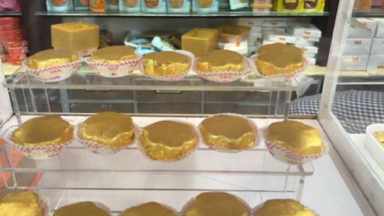 अमरावतीमध्ये चक्क 21 हजार रुपये किलो सोन्याची मिठाई.. खरेदीसाठी ग्राहकांची गर्दी... दिवाळीच्या निमित्ताने दुकान चालकांनी बनवली मिठाई...