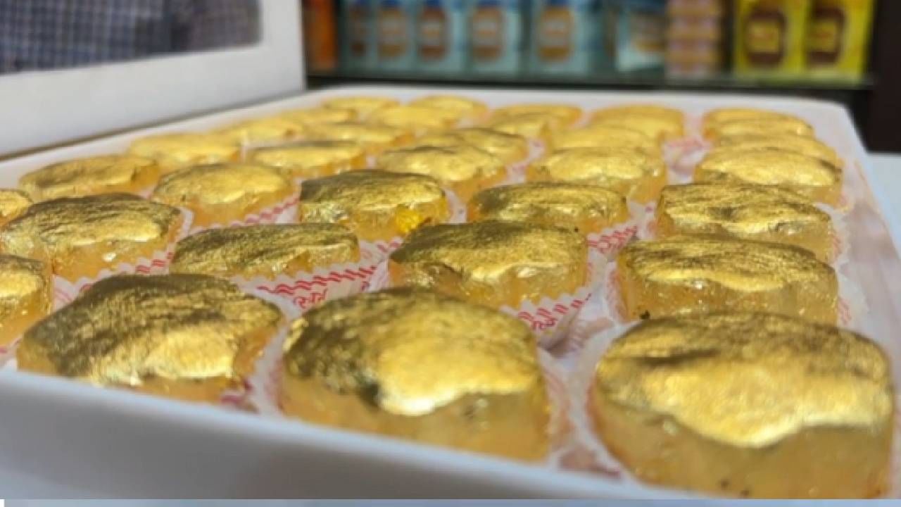 देशभर चर्चेत असलेली सोनेरी भोग मिठाई जी खऱ्या 24 कॅरेट सोन्याच्या वर्खाने सजलेली आहे.