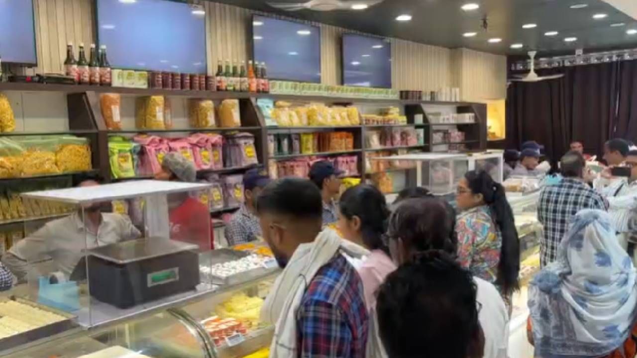 निवडक आणि उच्च दर्जाच्या सुकामेव्यासह पिस्ता, मामरा बदाम, केशर आणि हेजलनटसारख्या घटकांनी बनवलेली ही मिठाई खास वर्गासाठी आकर्षण ठरली आहे.