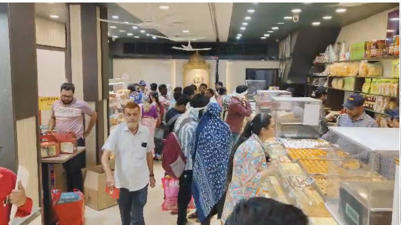 दिवाळीच्या मुहूर्तावर ग्राहकांना आकर्षित करण्यासाठी तयार करण्यात आलेली ही मिठाई म्हणजे केवळ खाण्याचा पदार्थ नाही, तर एक कलाकृती आहे.