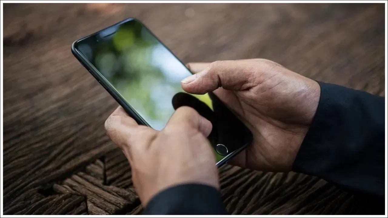 फोनच्या सुरक्षित चार्जिंगसाठी नेहमी सपाट आणि थंड जागा निवडा. फोन नेहमी फर्निचर, चार्जिंग स्टँड किंवा कोणत्याही सुरक्षित जागेवर ठेवा. यामुळे तुमचा फोन सुरक्षित राहीलच, शिवाय त्याची बॅटरी लाइफही दीर्घकाळ टिकेल.