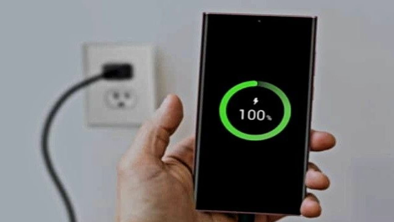 अनेक जण रात्री झोपण्यापूर्वी फोन चार्जिंगला लावतात. फोन १०० टक्के चार्ज झाल्यानंतरही जर तो बराच वेळ पॉवर सप्लायशी जोडलेला राहिला, तर बॅटरीवर अतिरिक्त ताण येतो. यामुळे मोठे नुकसान होते.