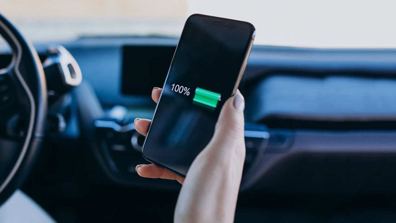 त्यामुळे, जर तुम्हाला तुमच्या महागड्या स्मार्टफोनची बॅटरी जास्त काळ चांगल्या स्थितीत ठेवायची असेल, तर १०० टक्के चार्ज करण्याची सवय बदला. त्याऐवजी ८० टक्के चार्जिंगच्या मर्यादेचे पालन करा.