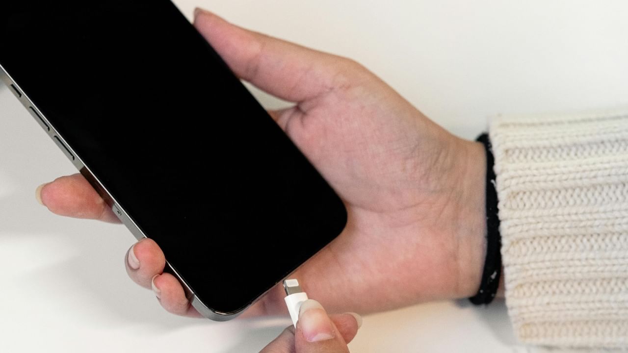 मात्र युजर्सला त्यांचा स्मार्टफोन १०० टक्के पूर्ण चार्ज असावा असे वाटते. परंतु, आता मोबाईल फोनच्या बॅटरीसंदर्भात तज्ज्ञांनी एक महत्त्वाचा इशारा दिला आहे.