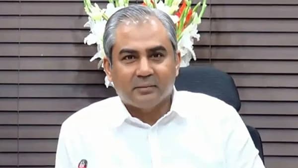 Asia Cup 2025 Controversy : मोठी बातमी, पाकिस्तानचा नकवी ट्रॉफी रिर्टन करायला तयार, भारताच्या या अधिकाऱ्याने झापल्यानंतर आली अक्कल
