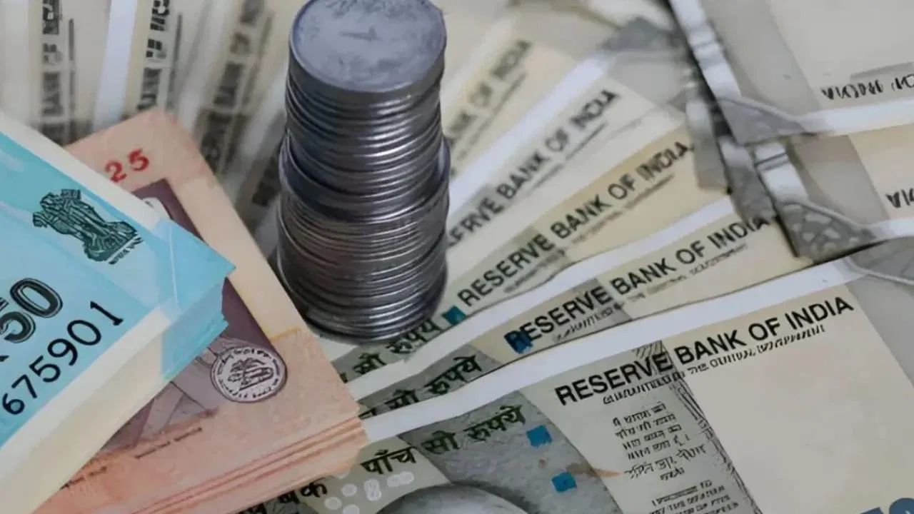 वास्तु तज्ज्ञांच्या मते, जर तुम्हाला तुमचे नशीब उजळवायचे असेल, तर दिवाळीपूर्वी तुम्ही तुमचे सर्व कागदपत्रे तुमच्या घराच्या दक्षिण दिशेला ठेवावीत. असे केल्याने तुमच्यासाठी प्रगतीचे सर्व दरवाजे उघडतील असे मानले जाते.