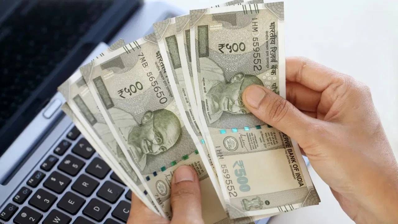 पीपीएफ गुंतवणूकीवर 'E-E-E' टॅक्स बेनिफिटची सुविधा मिळते. गुंतवणूक टॅक्स-फ्री (80C मध्ये सवलत), व्याज टॅक्स-फ्री आणि मॅच्योरिटी अमाउंट सुद्धा टॅक्स-फ्री असते. याचा अर्थ संपूर्ण ₹1.33 कोटी रुपये तुमचे असतील. सरकारला एक पैसाही टॅक्समध्ये द्यावा लागणार नाही.  