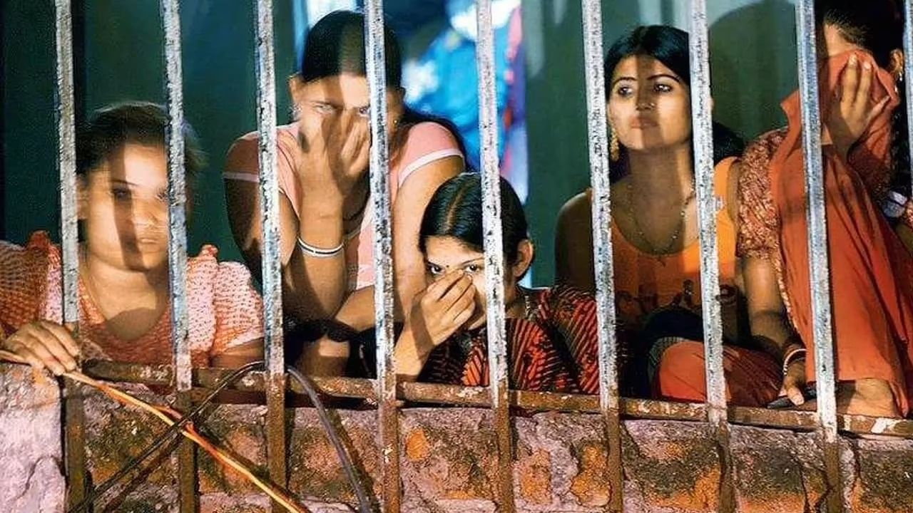 Mumbai Prostitution History: 'त्या' एका कालव्यामुळे मुंबईत वेश्या व्यवसाय फोफावला, तुम्हाला माहितेय संपूर्ण इतिहास? Mumbai Prostitution History: 'त्या' एका कालव्यामुळे मुंबईत वेश्या व्यवसाय फोफावला, तुम्हाला माहितेय संपूर्ण इतिहास?