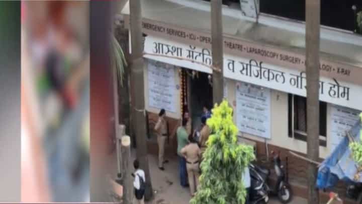 Mumbai Crime : मुंबई हादरली... त्याचा तिच्यावर चाकूहल्ला नंतर स्वतःवरही केले वार अन् जागीच मृत्यू, कुठं घडली खळबळजनक घटना? Mumbai Crime : मुंबई हादरली... त्याचा तिच्यावर चाकूहल्ला नंतर स्वतःवरही केले वार अन् जागीच मृत्यू, कुठं घडली खळबळजनक घटना?