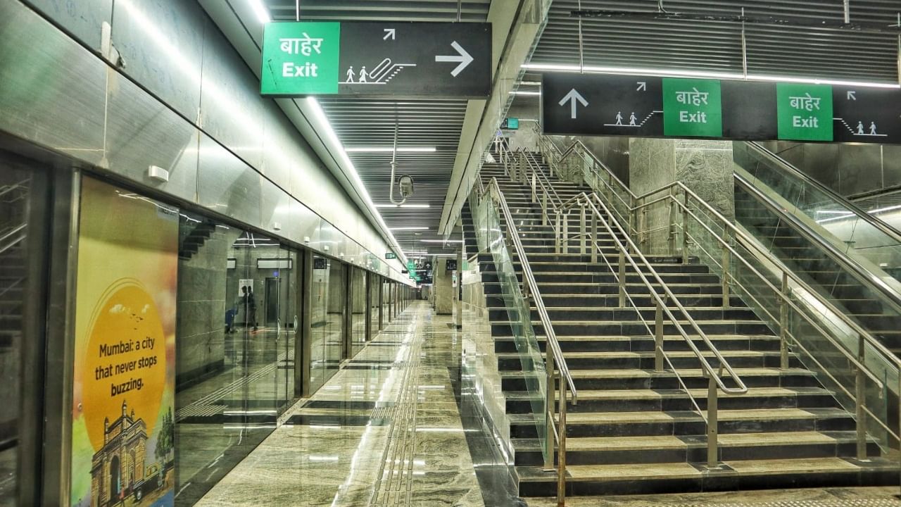 गर्दीच्या वेळी दर पाच मिनिटांनी मेट्रो सेवा चालवली जाईल. मुंबई मेट्रो रेल कॉर्पोरेशनने दररोज 280 फेऱ्या चालवण्याची तयारी पूर्ण केली आहे. प्रवाशांची सुरक्षितता आणि नियंत्रणासाठी आधुनिक उपाययोजना करण्यात आल्या आहेत.