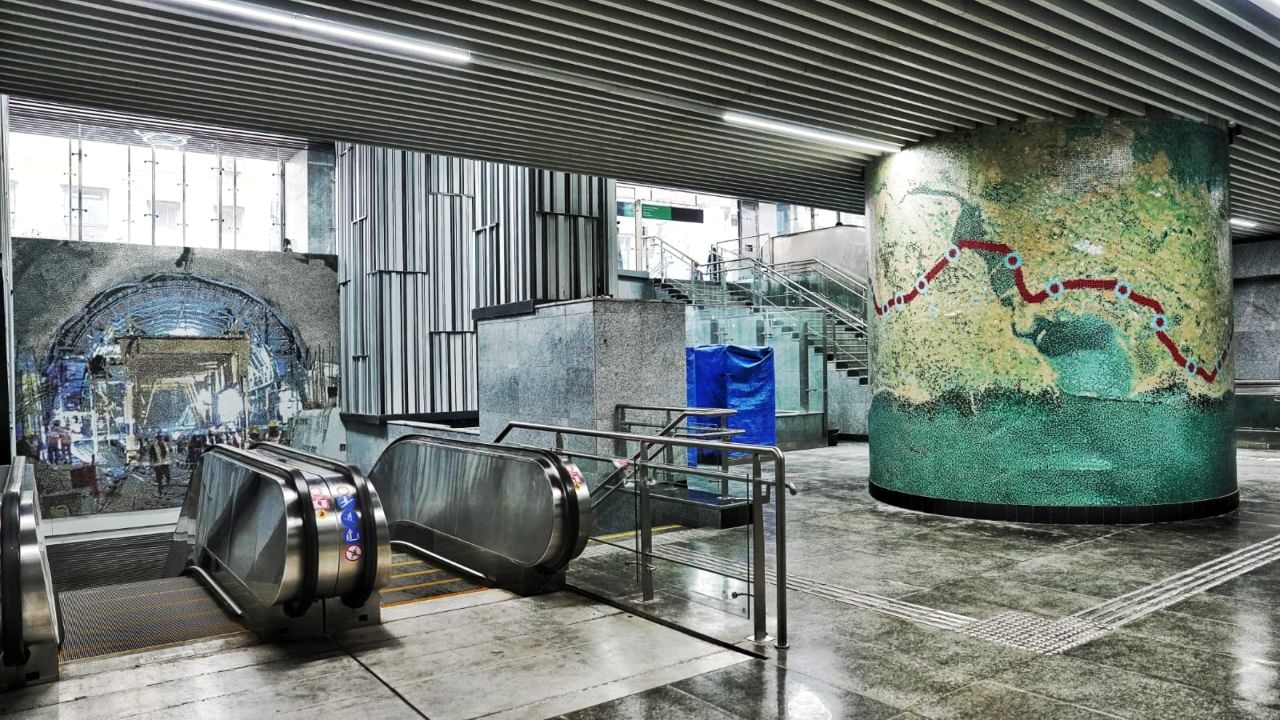 सीसीटीव्ही कॅमेरे आणि केंद्रीय औद्योगिक सुरक्षा दलाचे (CISF) सुरक्षा कर्मचारी यांच्या २४ तास निरीक्षणामुळे प्रवासी सुरक्षितपणे प्रवास करू शकतात. मात्र प्रवाशांच्या आणि सार्वजनिक मालमत्तेच्या सुरक्षिततेसाठी मेट्रो स्थानके आणि गाड्यांमध्ये काही विशिष्ट वस्तू सोबत घेऊन जाण्यास सक्त मनाई करण्यात आली आहे.