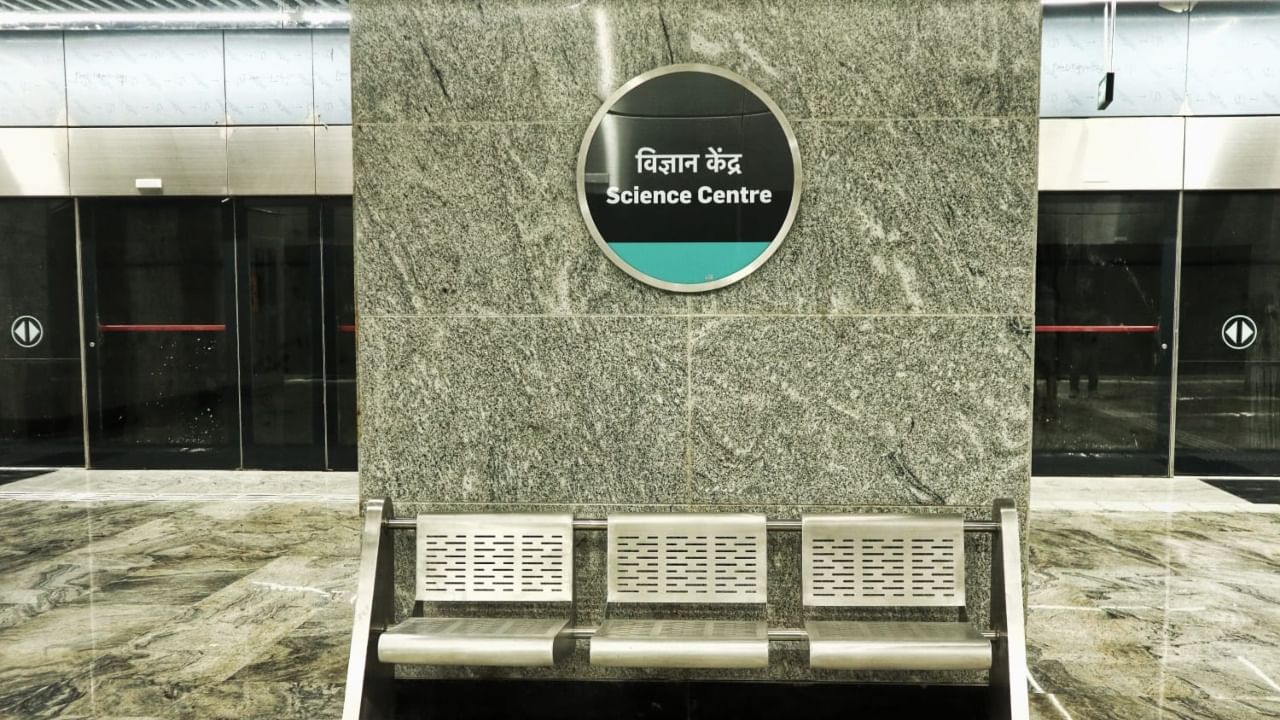 मुंबईकरांसाठी आजचा दिवस फारच खास असणार आहे.मुंबईतील बहुप्रतिक्षित मेट्रो एक्वा लाईन ३ (Metro Aqua Line 3) चा अंतिम टप्प्याचे पंतप्रधान नरेंद्र मोदी यांच्या हस्ते लोकार्पण होणार आहे.