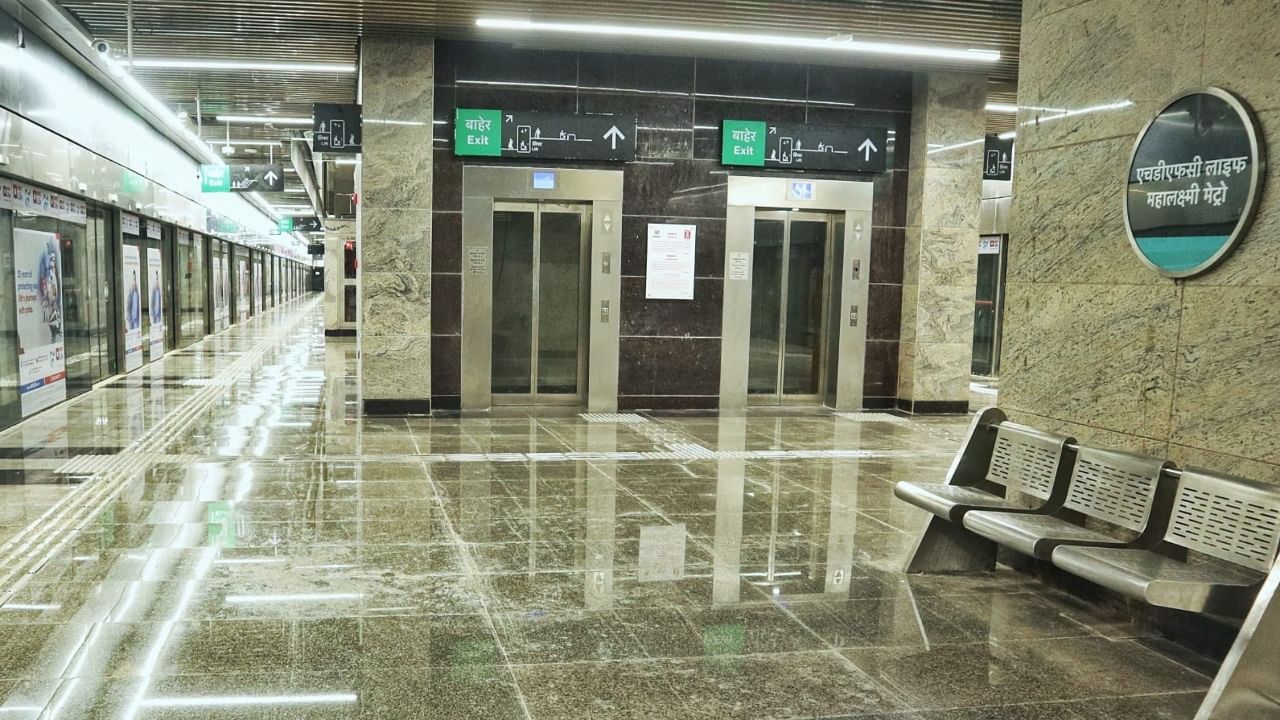 कुलाबा, सीएसएमटी, मरीन ड्राइव्ह, गिरगाव, महालक्ष्मी, वरळी, दादर, बांद्रा कुर्ला कॉम्प्लेक्स (BKC) आणि सीप्झ (SEEPZ) अशी या मेट्रो स्थानकांची नावे आहेत.