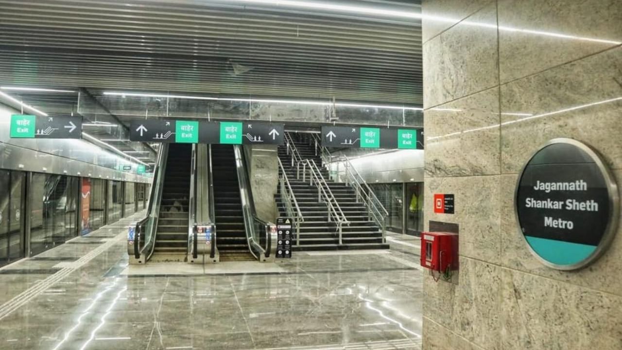 यानंतर आता अंतिम टप्प्याचे लोकार्पण केले जाणार आहे. आजपासून मेट्रो ३ चा वरळी नाका ते कफ परेड असा मार्ग सुरु होणार आहे. आजच्या लोकार्पणानंतर आरे ते कफ परेड असा 33.5 किमी लांबीचा हा संपूर्ण मार्ग पूर्णपणे मुंबईकरांच्या सेवेत रुजू होईल.